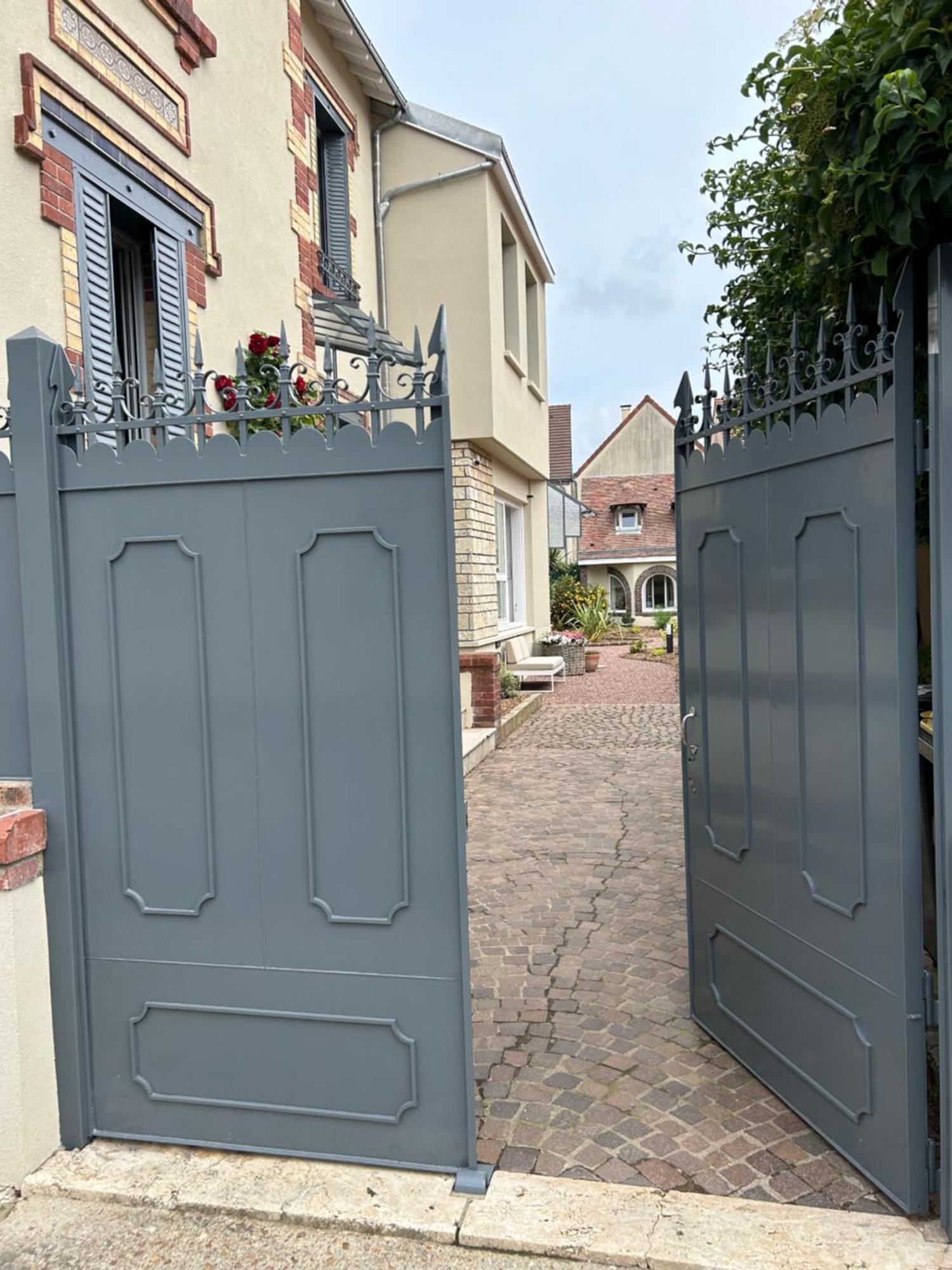 Le Carre Courtois Apartment Luisant Luaran gambar